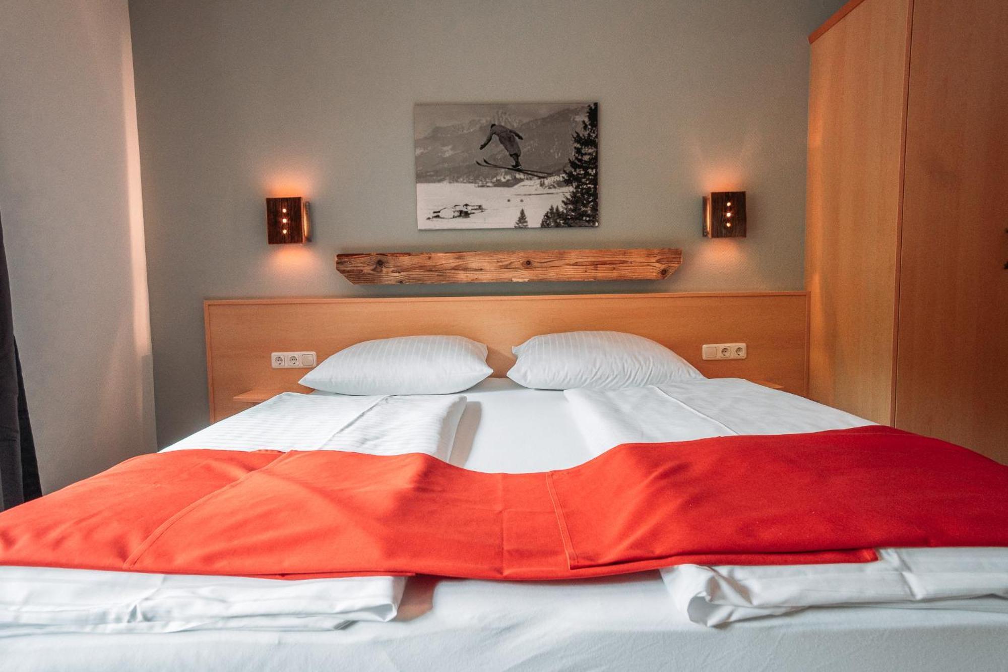 Hahnenkamm Hostel รอยท์เทอ ภายนอก รูปภาพ